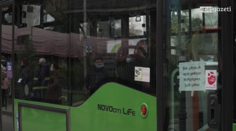 На проспекте Руставели упавшее с высоты стекло ранило автобусного контроллера
