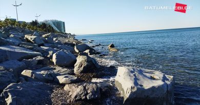 Неохраняемый пляж в Батуми и защитная стена, которую смывает море / Фото
