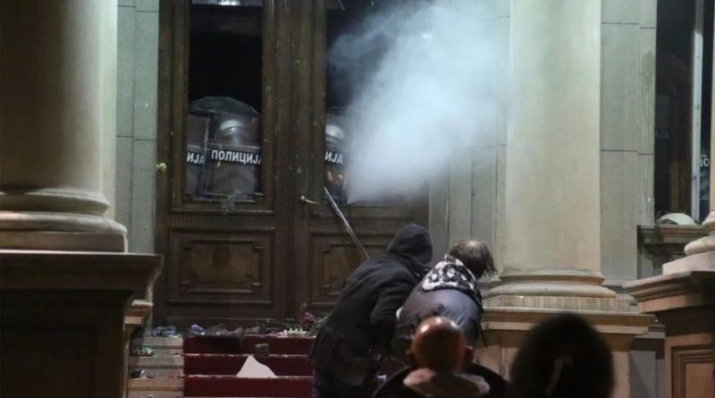 Протестующие попытались взять штурмом мэрию Белграда