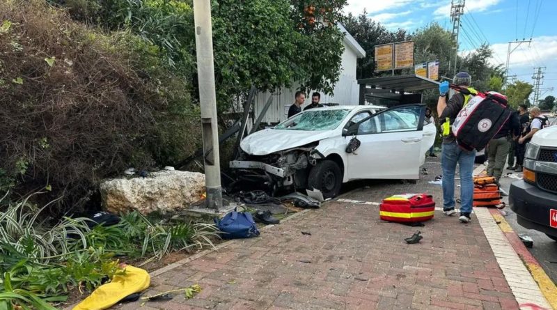 В Израиле мужчина напал на прохожих, затем угнал машину и врезался в людей: 1 погибший, 18 раненых