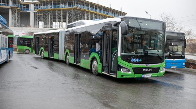 В Тбилиси по маршруту N302 начали курсировать 18-метровые автобусы