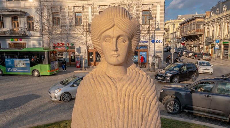 В турзоне Тбилиси установили «женщину с косой времени». Её уже сравнивают с министром Цулукиани