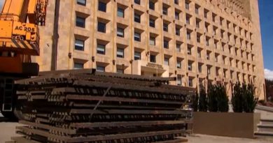 В Тбилиси демонтировали ограждения у здания Администрация правительства