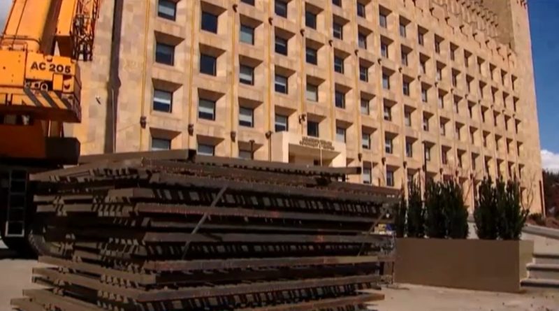 В Тбилиси демонтировали ограждения у здания Администрация правительства