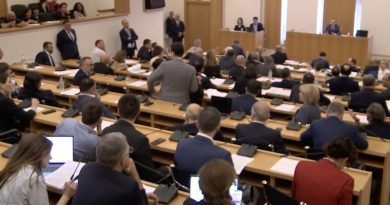 Обсуждение «российского закона» проходит на фоне шума. Оппозиционные депутаты получили предупреждение