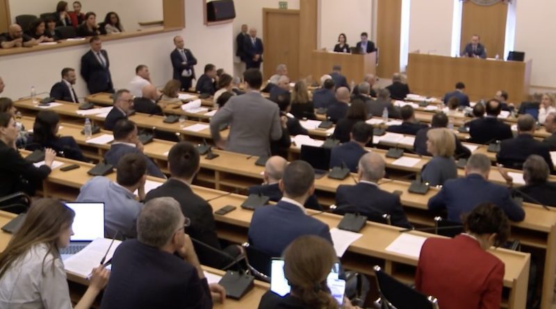Обсуждение «российского закона» проходит на фоне шума. Оппозиционные депутаты получили предупреждение