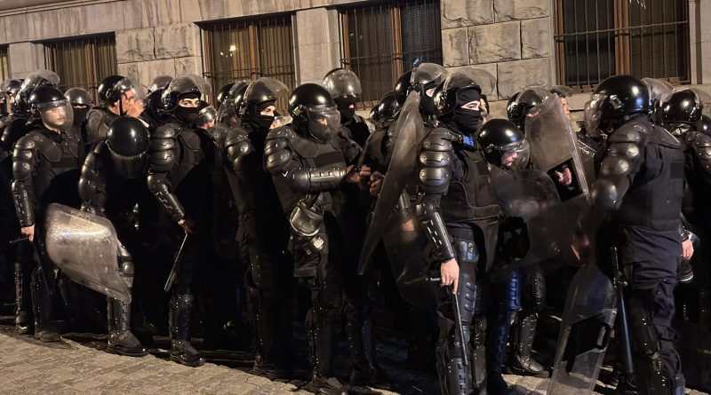 Полиция применила силу против протестующих у парламента Грузии