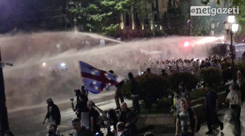В Тбилиси при разгоне протестующих применили слезоточивый газ и водометы