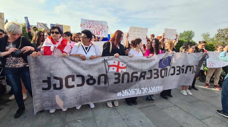 «Женщины выбирают Европу!» — в Тбилиси вновь протестуют против «российского закона»