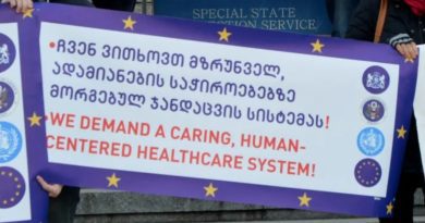 Онкологические больные встретили министра здравоохранения акцией перед парламентом