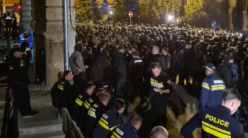 Парламент Грузии окружен полицейскими, на центральной площади стоят водометы