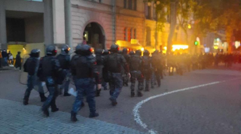 Подразделения спецназа покинули улицы Читадзе и Чичинадзе, протест продолжается