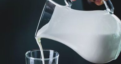 Кардиолог Акинина: молоко повышает уровень холестерина наряду с колбасой и сыром