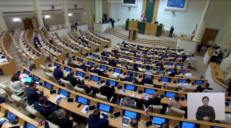 Заседание парламента началось с опозданием на три часа