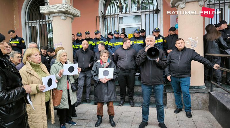 «Не собираемся входить в Верховный совет Аджарии» — оппозиция в Батуми пикетирует здание администрации автономии