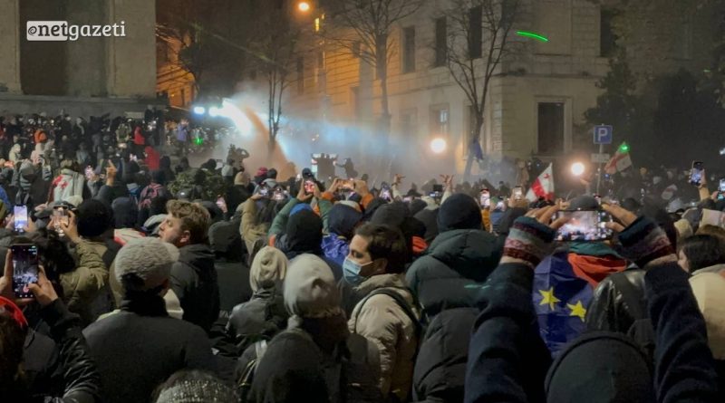 Разгон митинга в Тбилиси: в ход пошли водометы и слезоточивый газ