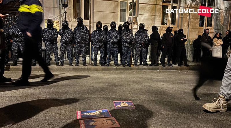 Чем кормят людей в форме на митингах в Батуми — за 5 дней из госказны потрачено 45 тысяч