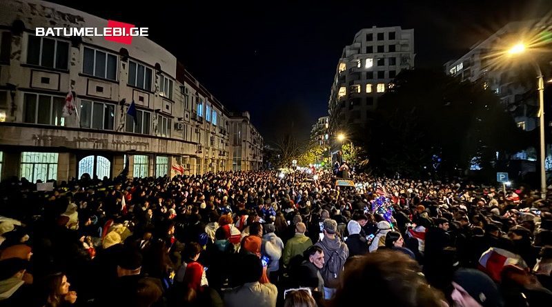 В Батуми возле здания суда проходит масштабная акция протеста