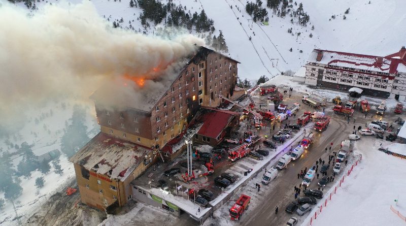 При пожаре в отеле на горнолыжном курорте в Турции погибли 76 человек