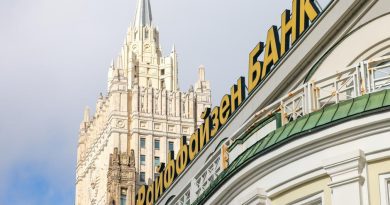 Прибыль Raiffeisenbank сократилась вдвое из-за судов в России