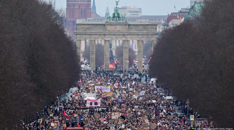 В Берлине 160 000 человек вышли на акцию против сотрудничества ХДС/ХСС и АдГ