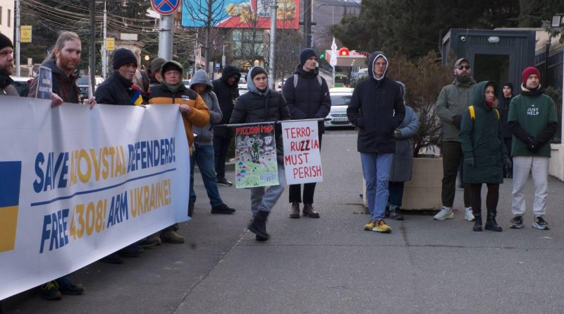 В Тбилиси прошли акции: протеста — у представительства РФ, солидарности — у посольства Украины