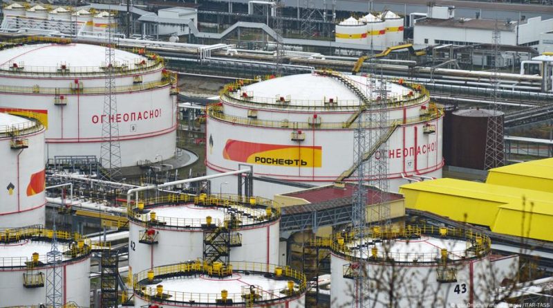 Reuters: США изучают смягчение санкций против нефти и газа РФ