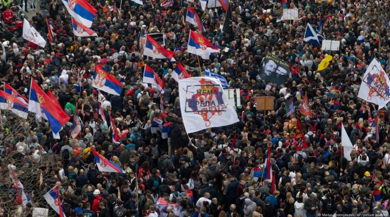 В Белграде автомобиль въехал в толпу на очередной акции протеста