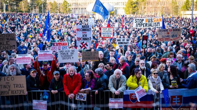 В Словакии вновь прошли митинги против премьера Фицо и дружбы с РФ