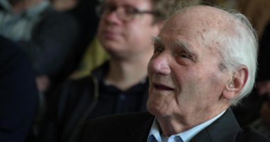 Андрею Моисеенко скоро сто лет. Он пережил Бухенвальд, а сейчас путешествует по миру