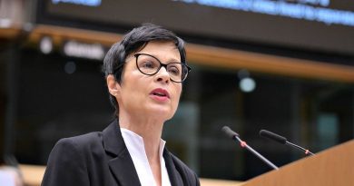 Еврокомиссар: поправки в закон «О грантах» надо отменить — они противоречат демократическим принципам