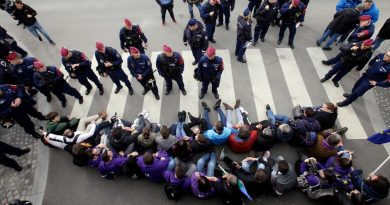Парламент Венгрии одобрил признание в конституции только двух полов