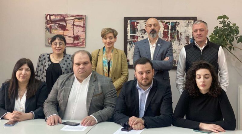 Профсоюз госслужащих: с государственной службы были уволены более 800 человек