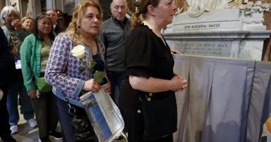 Только одна роза. Ватикан опубликовал первые фото места погребения папы Франциска, к его гробнице идут тысячи людей