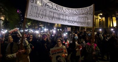 У памятника 9 апреля митинг: граждане возлагают цветы и вспоминают погибших