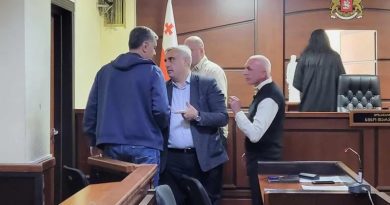 Экс-глава Минобороны задержан в зале суда