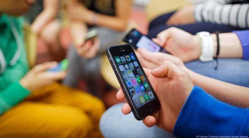 Каждая пятая школа в Германии уже запретила смартфоны