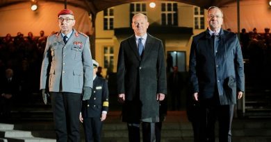 На церемонии прощания Шольц призвал к единству и сохранению демократии
