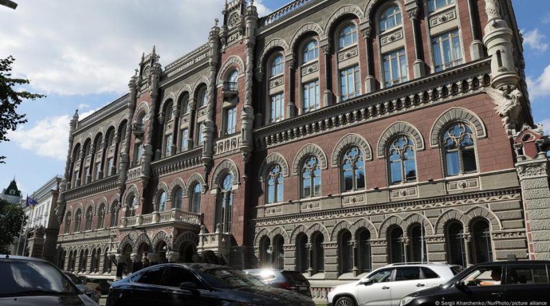 Привязка гривны к евро вместо доллара: что это даст?