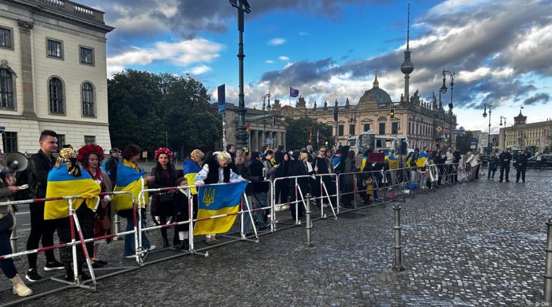 В Берлине протестовали против Нетребко у расстрелянной «скорой»