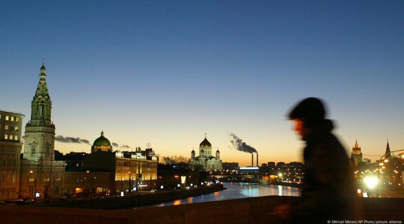 В Москве арестовали журналистку из‑за акции «Putin — Hitler»