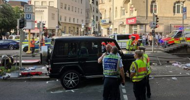 В Штутгарте автомобиль наехал на толпу, погибла женщина