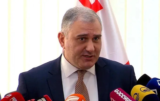 ჯანდაცვის მინისტრი მიხეილ სარჯველაძე პირველ საუნივერსიტეტო კლინიკაში მივიდა — თორნიკე რიჟვაძის მდგომარეობა მძიმეა