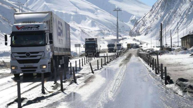 фура на дороге