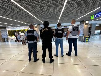 фото полицеиских в аэропорту