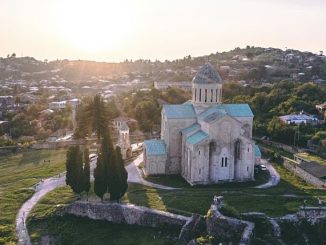 Панорама города Кутаиси и достопримечательности Имеретии