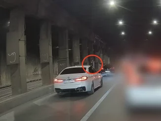 Машина в тунели