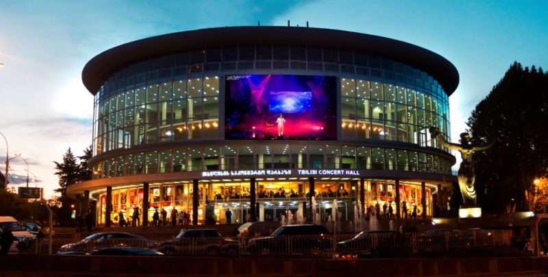 Здание Тбилисской филармонии в центре Тбилиси
