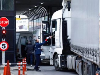 Грузовые автомобили на трассе в Грузии