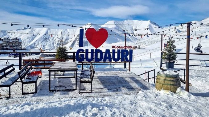 Кавказские горы и курорт Гудаури